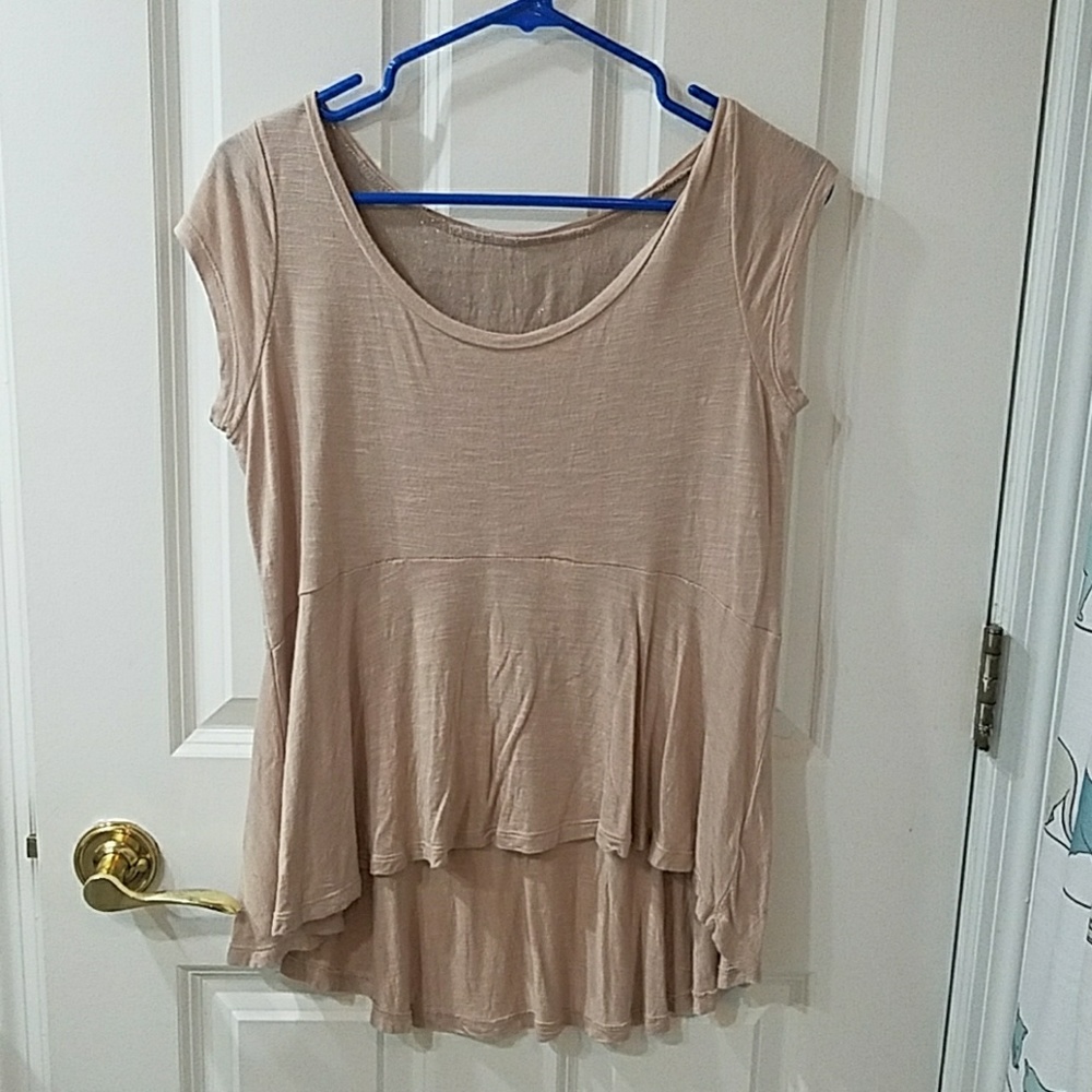 High-lo shirt from American eagle with gold accent